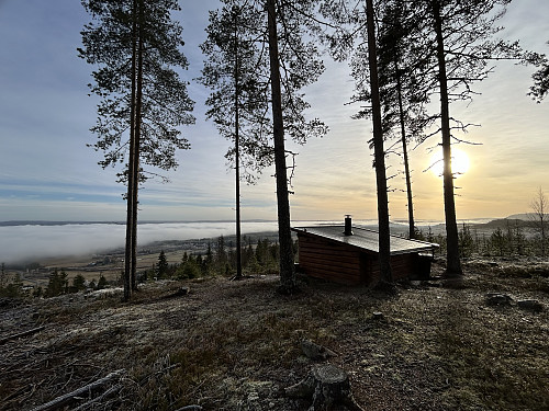 Gapahuken har en sjeldent bra plassering og er lett tilgjengelig