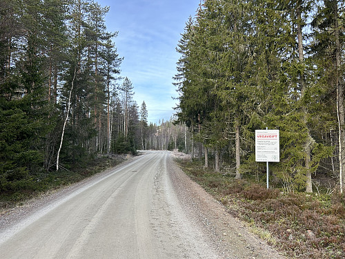 Det er betalingsbomvei innover mot Skjesæterberget, og mulighet til å kjøre helt inn til siste stigningen