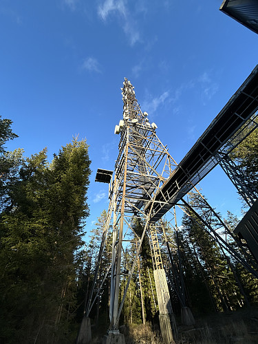 Det er en relativt stor antennemast på toppen, noe som gjør at man kan skille ut toppen fra de mange andre åsene i området.