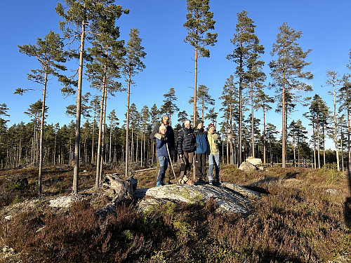 Gjengen er samlet på Sommerfjøstoppen 