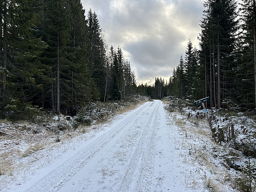 Herfra går det merket sti opp til Kaperalen