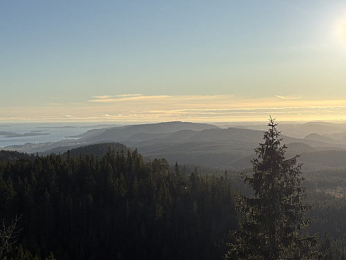 Utsikt mot sørvest fra Montebello. Hvittingen med tårnet midt i bildet