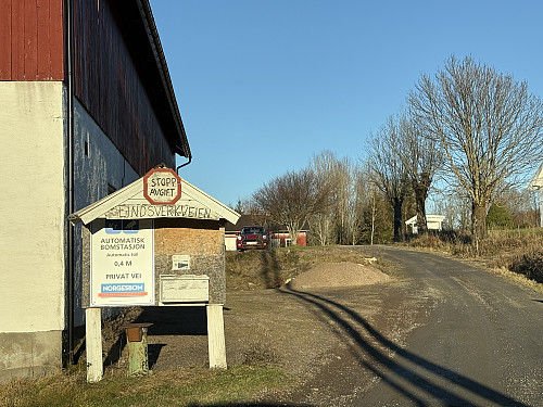Innkjøring til bomveien er ved Øvre Berg gård.