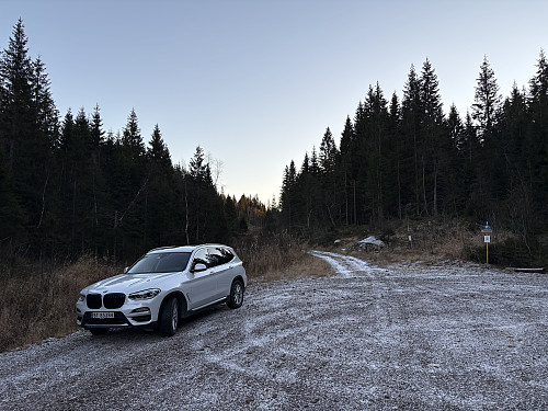 Tyriås parkeringsplass er rett nord for toppen