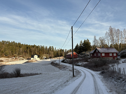 Gonge. Jeg tok til venstre bak det hvite huset.