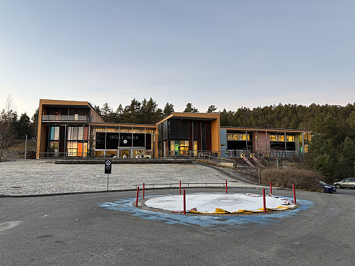 Helle skole er fargerik og flott:)