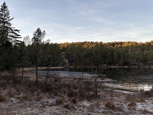 Ved Øvre Strandstjenn, Bastaufjell ses i bakgrunnen.