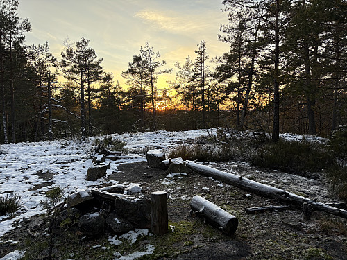 Bålplass og sitteplasser på en kolle midt mellom hoved- og vesttoppen