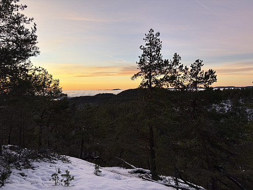 Utsikt fra et punkt vest for toppen