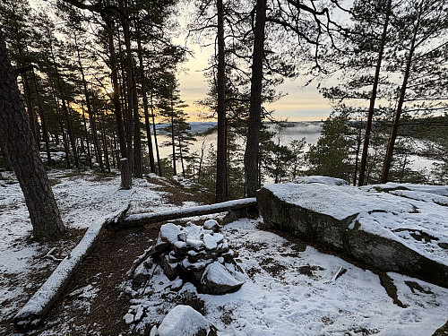 Bålplass og utsikt fra Holtankollen