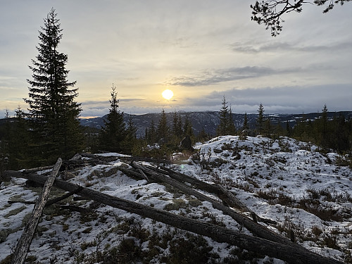 Rester etter trigpunkttårnet på Rudsåsen V