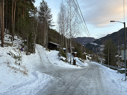 Fra turstart ved parkeringsplassen. Det er plass til 3-4 biler her.