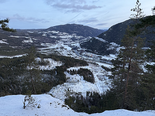 Fin utsikt underveis langs stien sørøstover mot Herad og med Veikulnatten ruvende bak i bildet.
