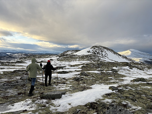 Toppen i sikte. Lite snø gjorde at vi måtte gå til fots over ryggen