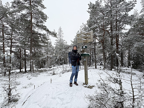 Kristian ved toppunktet på Minjarudkollen. Selve tårnet står ca 200 meter lenger inne i skogen