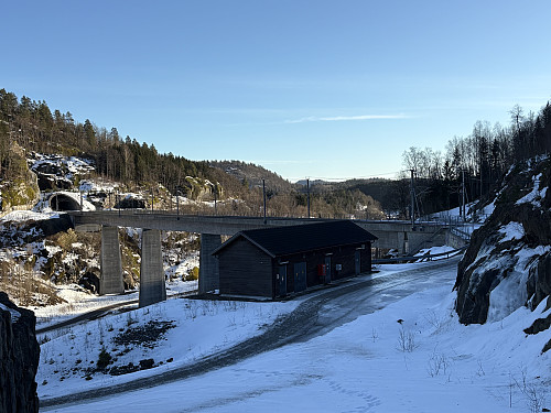 Jernbanen kommer ut i lyset et kort øyeblikk når det passerer dalen nord for Landgangen