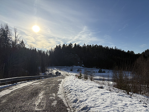 Parkeringsplassen sett fra bommen like ved undergangen under E18