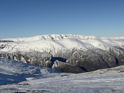 Utsikt mot Midnosi, Flenjaeggi og med Syrdalsbreen helt bakerst