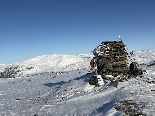 Varden på Blåskavlanuten ligger et par hundre meter nord for toppunktet. I bakgrunnen ses Blåskavlen som er den høyeste toppen i Aurland kommune