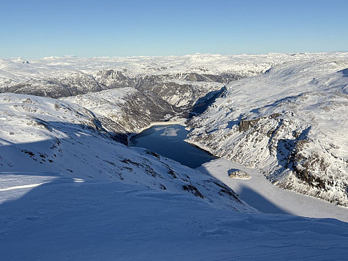 Utsikt fra Ljosberg ned mot Fretheimdalsvatnet og Låvisdalen