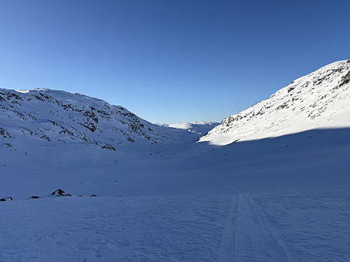 Tilbakeblikk ned Øvsthusdalen fra stigningen opp Vardabrekkene