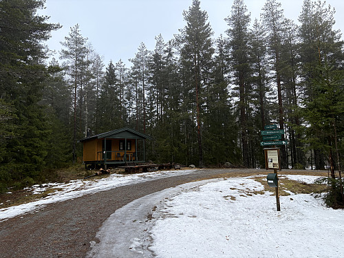 Snuplassen og hytta på Kaståsen. Selve toppen ligger et stykke lenger inn i skogen