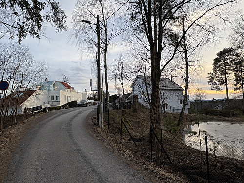 Nærmer meg "toppen" av Snarøya. Toppunktet er rett bak huset til høyre