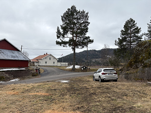 Det er god plass til å parkere ved turstart