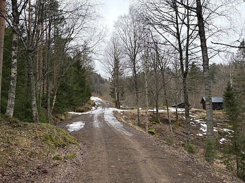 Underveis går man forbi en åpen rastehytte.