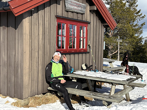 Deilig i solveggen ved hytta på toppen
