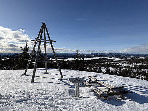 Toppen av Brumundkampen ligger 100 meter bortenfor hytta.
