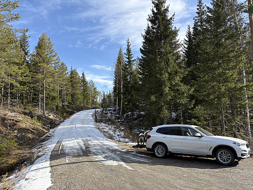 Parkerte bilen i krysset like utenfor bommen