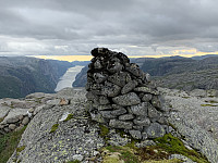 Utsiktsvarden vest for toppvarden med panorama over Lysefjorden