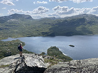 Utsikt fra topp-platået mot Svartavatnet. Avhoggnuten til venstre og Bjørnaskornuten til høyre.