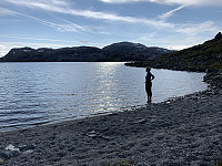 Avkjøling i Midtvatnet på hjemveien.