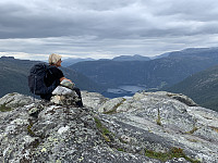 Topp-varden med utsikt mot Suldalsvatnet.