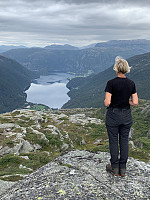 Vest for toppen er det best utsikt mot Suldalsvatnet med Nesflaten og Roalkvam.