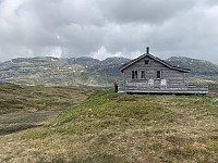 Hellestølen (Vågshellestølen) med utsikt mot Roaldsnuten/Snøvassnuten.