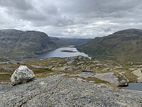 Svinstølvatnet med Månastølnuten til venstre og Svinstølnuten til høyre. 