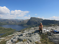 Frafjordhatten sett fra bakkene over Lauvvatnet.