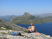 Hagknuten sett fra bakkene over Lauvvatnet.