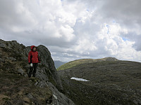 På vei oppover mot toppen med utsikt mot Hjelmalifjellet.