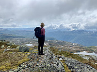 Utsikt over Hylsfjorden mot fjellene i sørøst, bl. Mårheinuten.