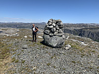 Bak varden ser vi de bratte dalsidene mot Stølsdalen.
