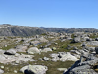 Utsikt mot nordøst med bl.a. Rundemannsheia, til venstre, Napen, midt i bildet, og Snønuten, til høyre.