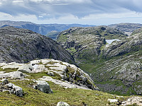 Fra venstre: Godliknuten, Kjerag, Litle Ramnafjell, Reinsknuten, vann 833 og Siriknuten.