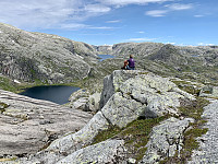 Utsikt mot Kjelkaskartjørna, Kamsvatnet, Midtkammen og Heimre Vaulatjørna.
