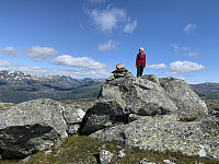 Utsikt mot Kvanndalen med bl.a. Mælen, Trollaskeinuten, Kistenuten, Vassdalseggen og Storhellernuten helt til høyre.