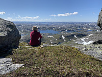 Utsikt mot Krossvatn fra utsiktspunktet sørvest på toppryggen.