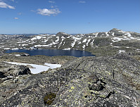 Utsikt mot Kringlevatnet med Kringlenuten og Snønuten bak.